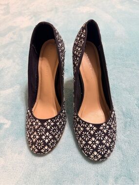Sz 9.5 Navy & White Kelly and Katie Heels